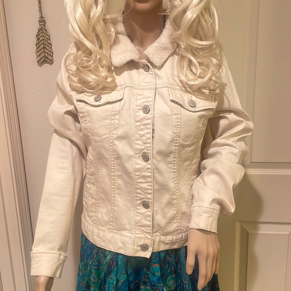 NWOT MUDD CREAM COLORED FAUX FUR COLORED JEAN JACKET